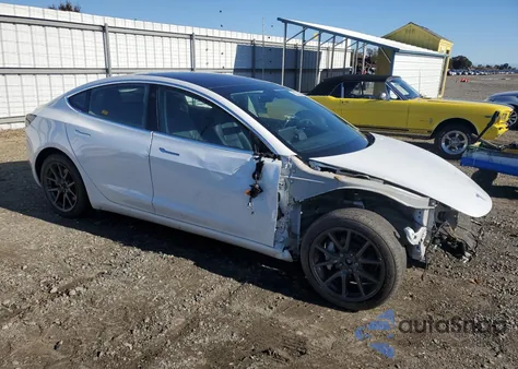 2018 Tesla Model 3 z USA, uszkodzony, nr VIN 5YJ3E1EB7JF088899